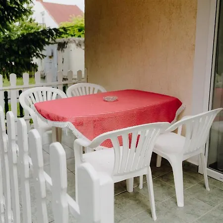 Nyirfa Apartment *
